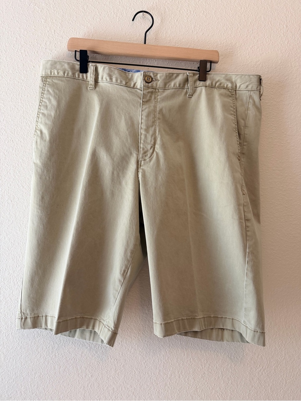 Tommy Bahama Men’s Khaki Stretch Shorts Size 40